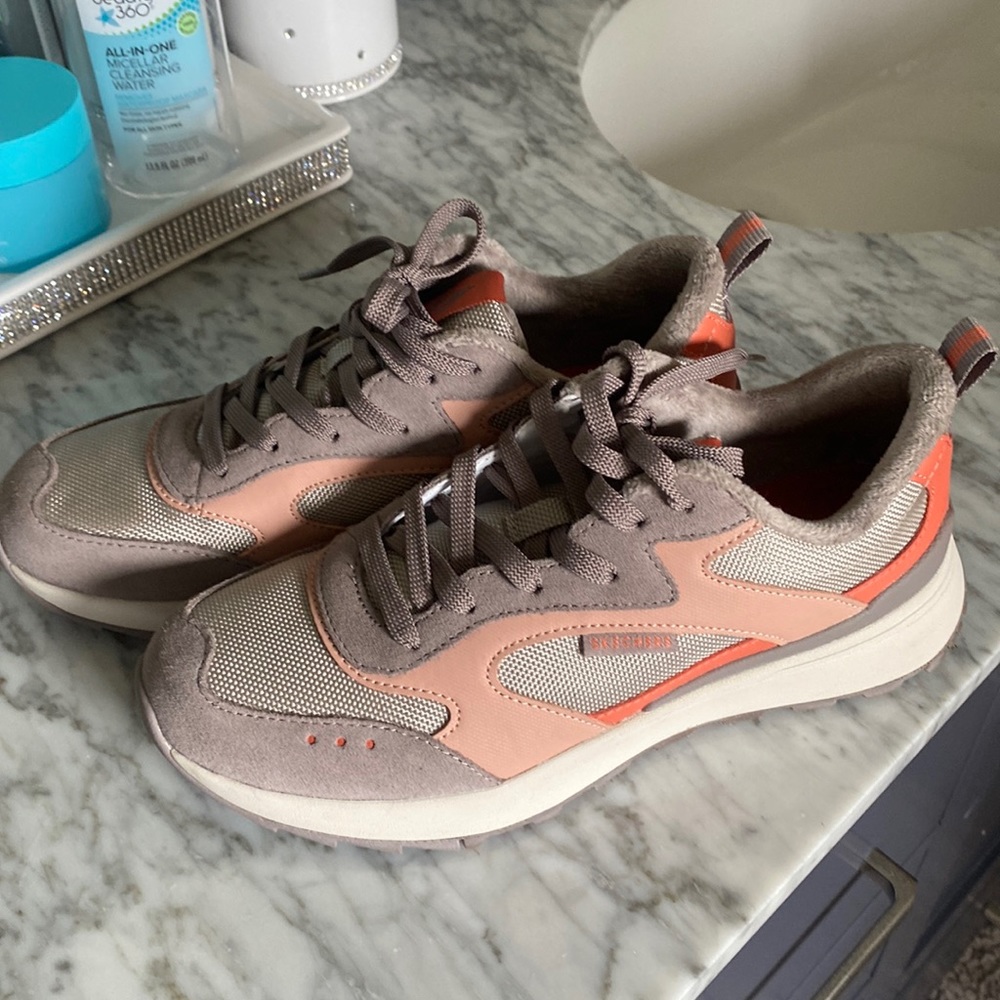 Skechers tennis shoes